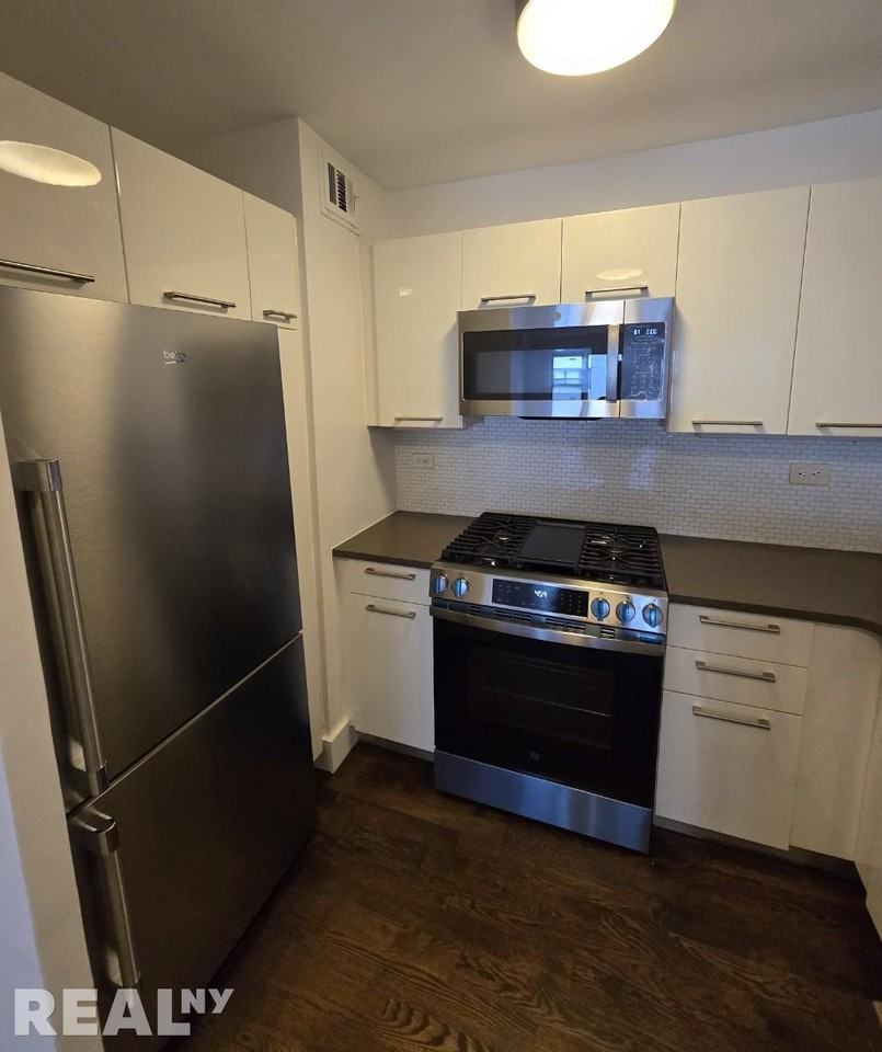 E 63rd St #8F - Photo 3 of 8