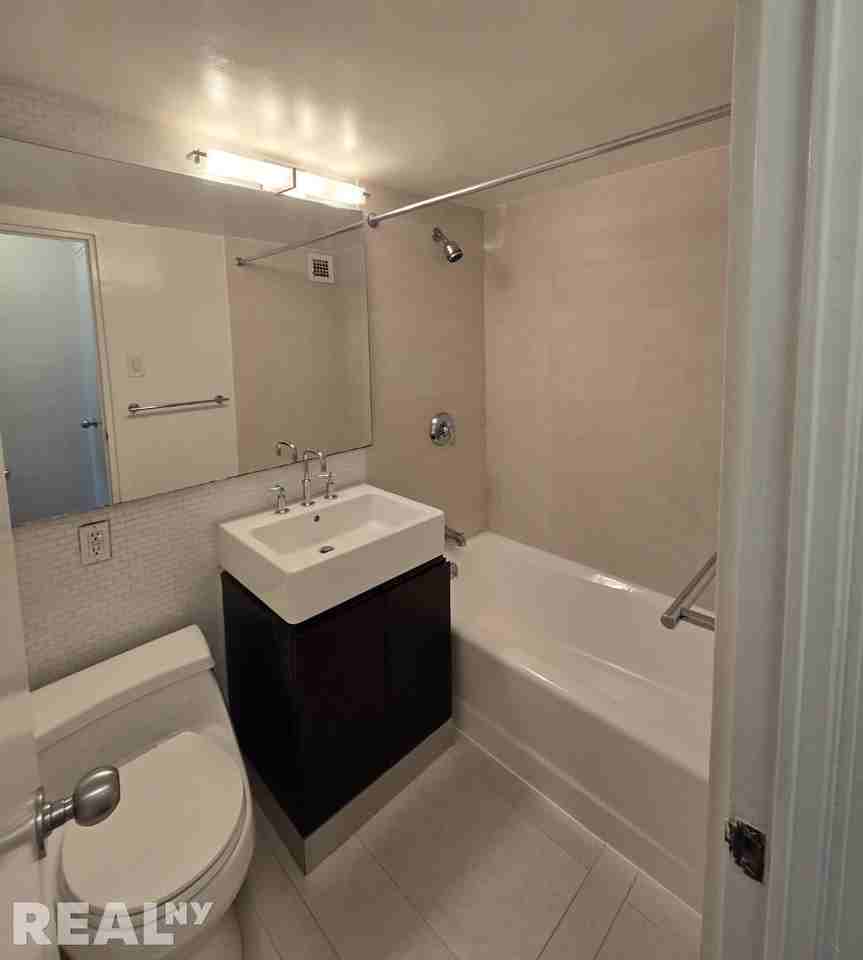 E 63rd St #8F - Photo 4 of 8