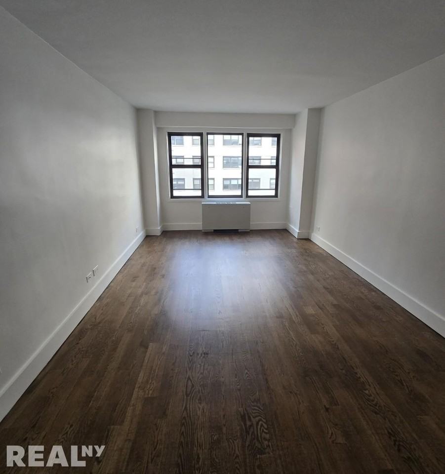 E 63rd St #8F - Photo 5 of 8