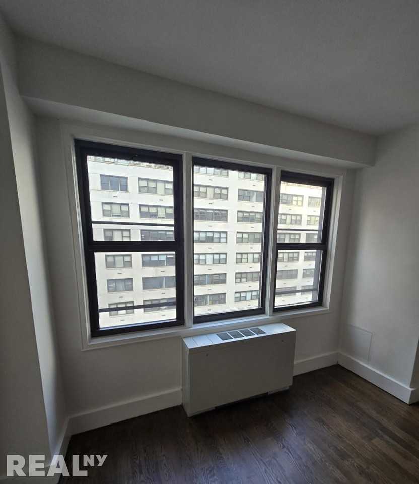 E 63rd St #8F - Photo 6 of 8