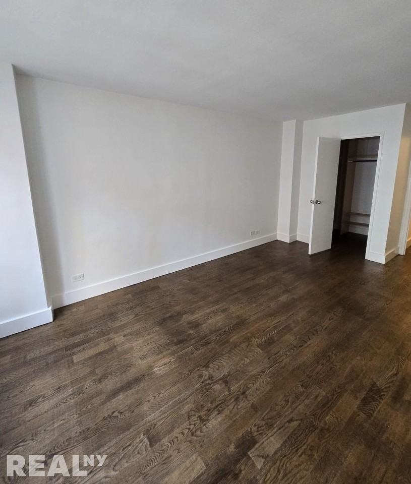 E 63rd St #8F - Photo 7 of 8