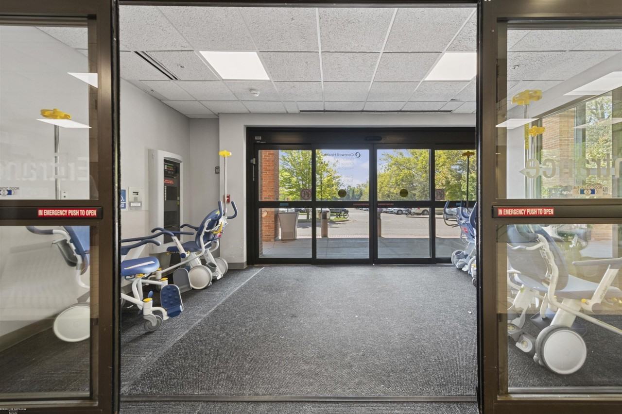 16815 E Jefferson Ave - Photo 4 of 35