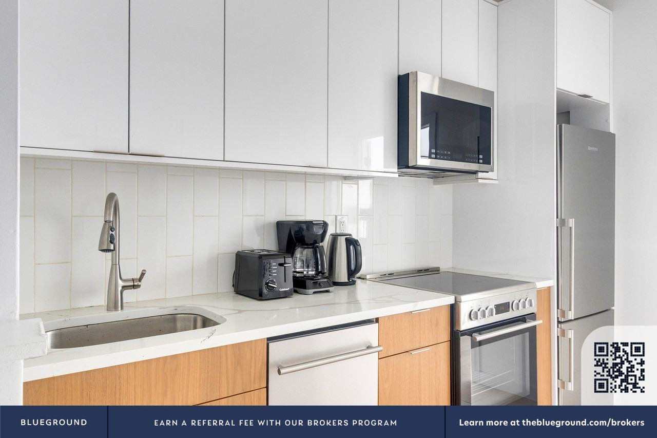 501 1/2 East 83rd Street - Photo 4 of 22