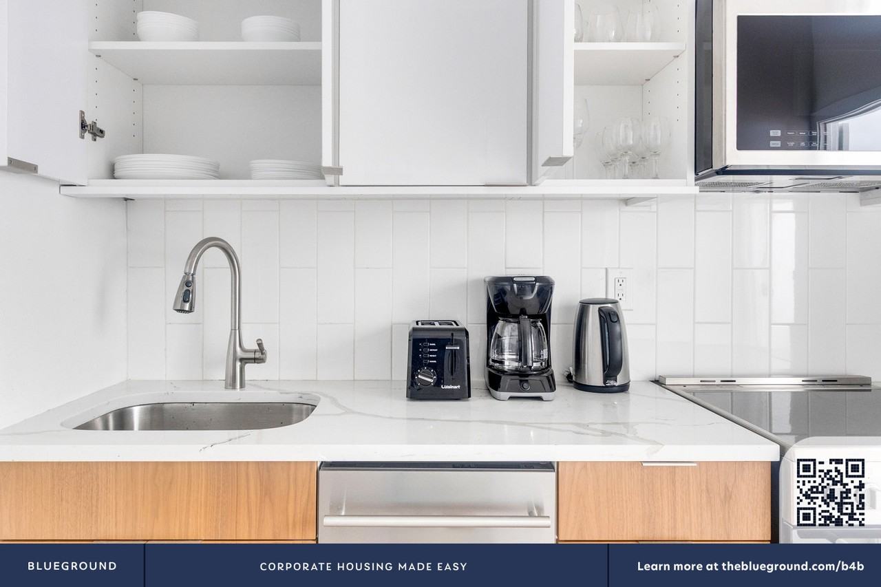 501 1/2 East 83rd Street - Photo 5 of 22