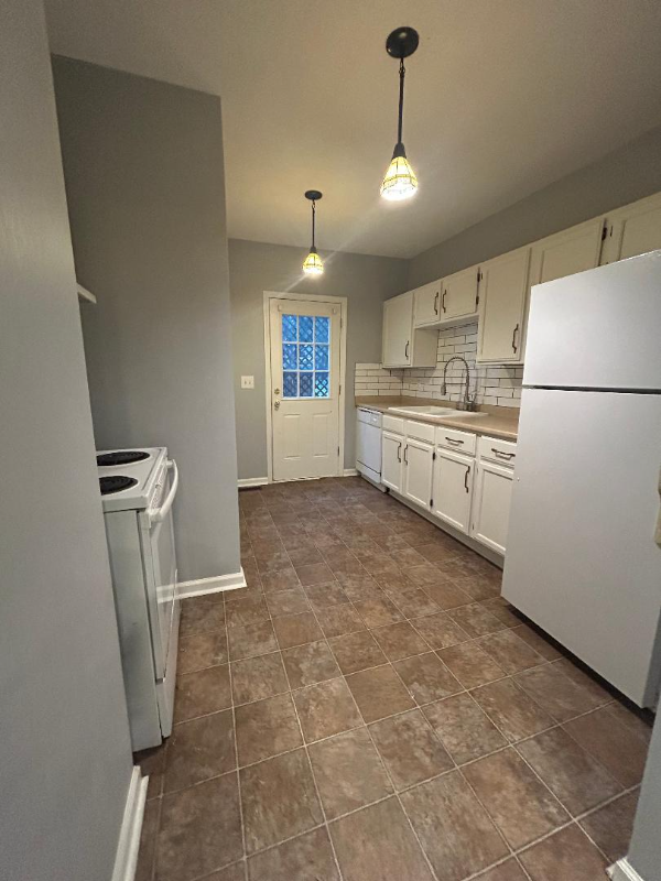 201 S Neconi Ave - Photo 2 of 9