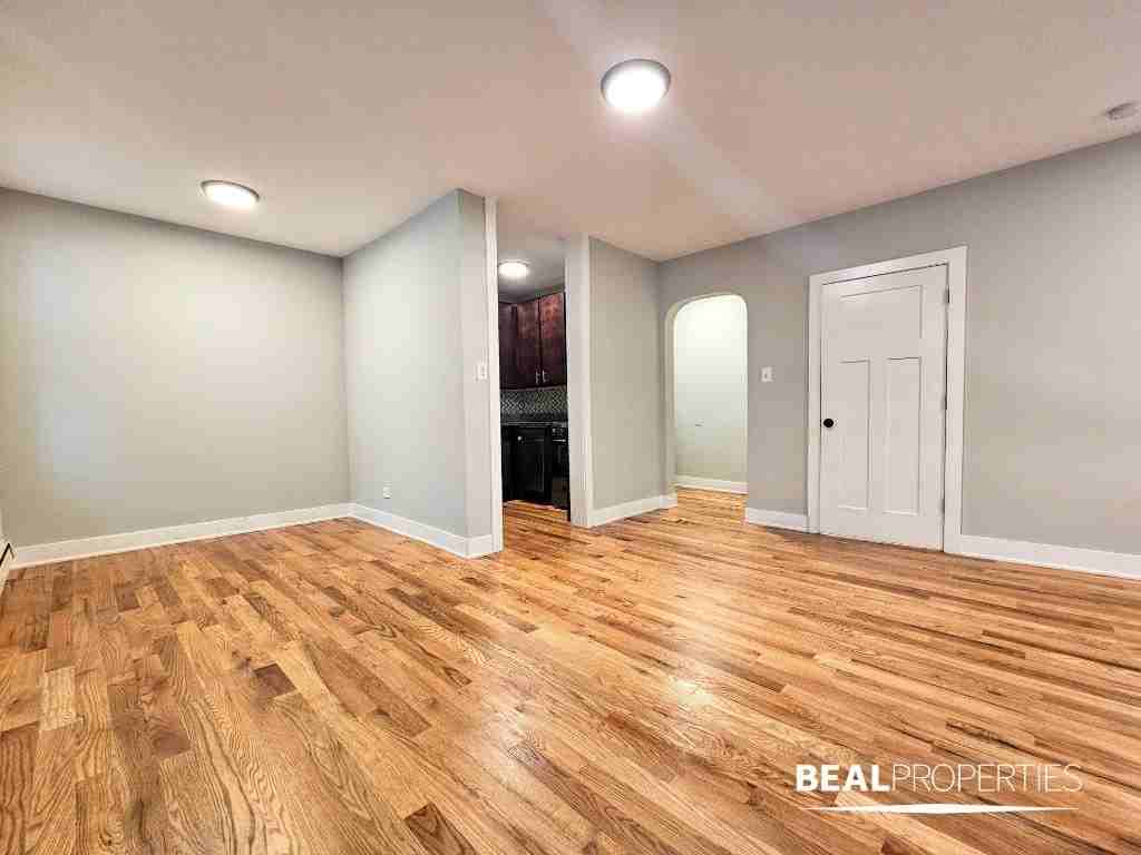 4546 N Damen Ave - Photo 3 of 9