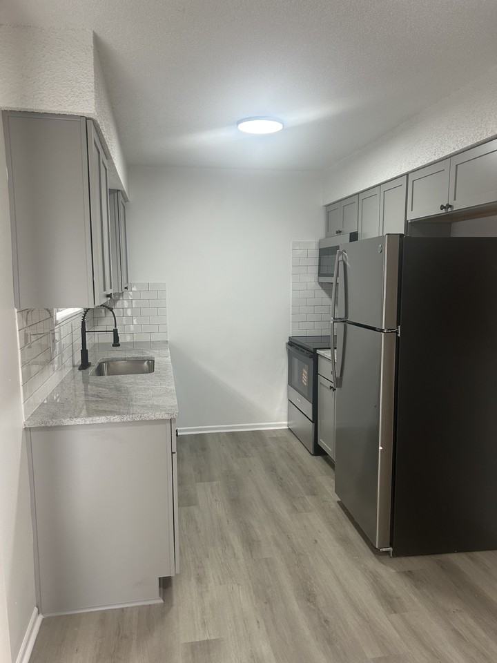 3803 Ne Colonial Dr #2 - Photo 3 of 19