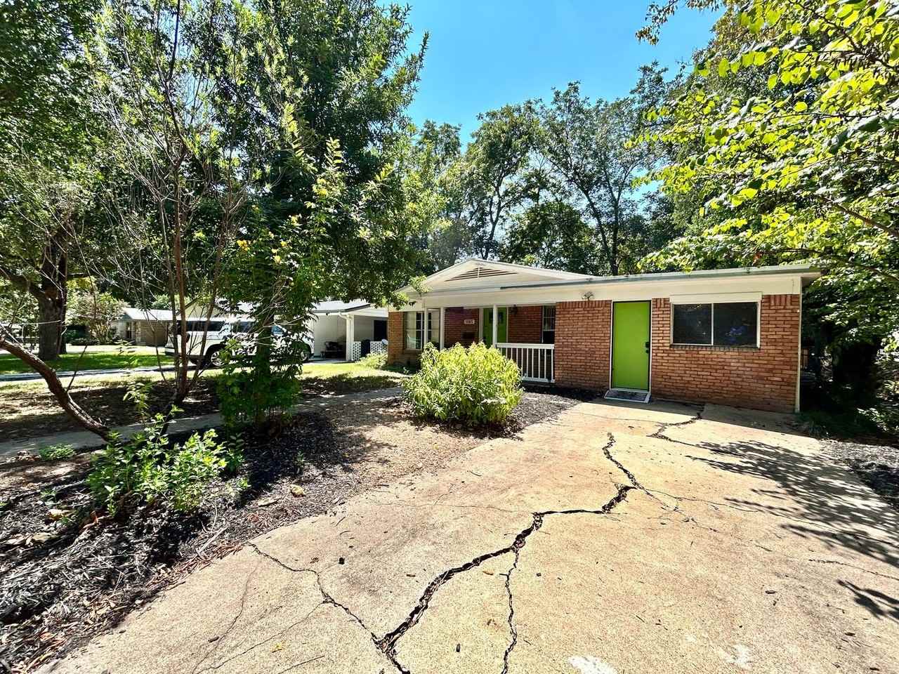 1105 Alegria Rd - Photo 2 of 36