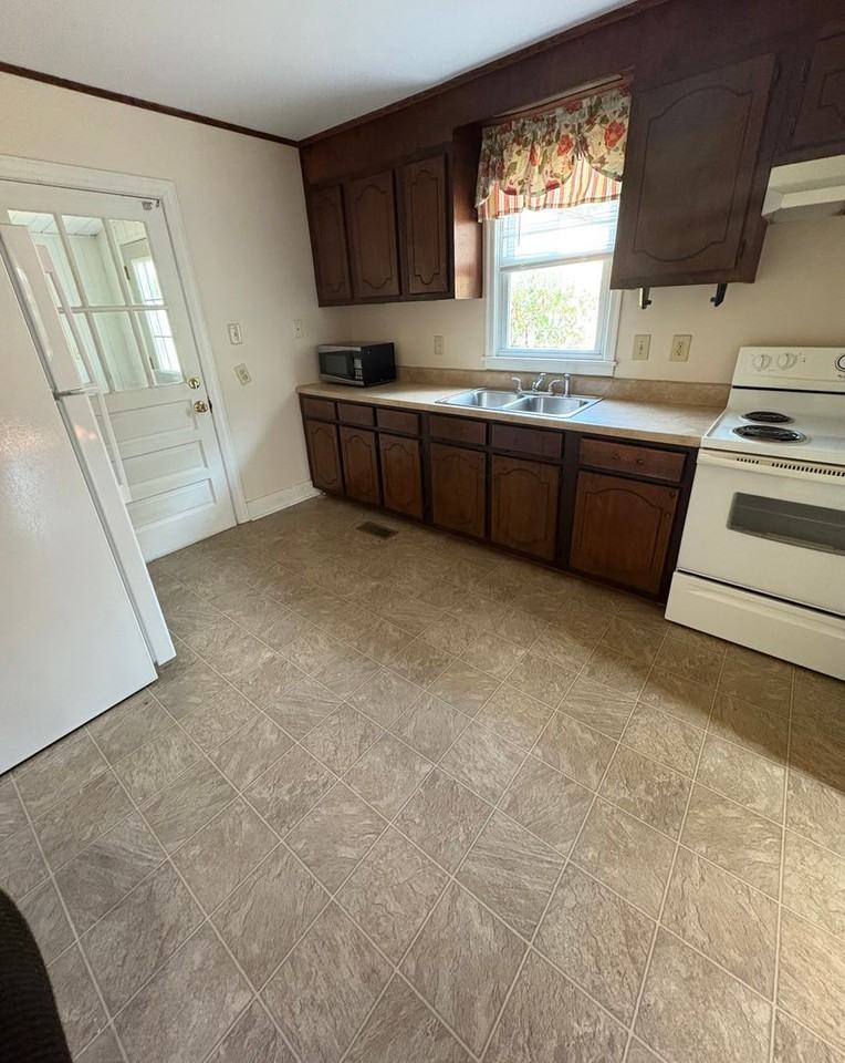 203 College Dr - Photo 2 of 8