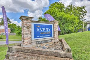 featured image of 914 Winthorne Dr