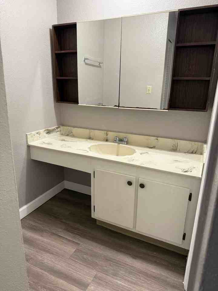 2811 R-142 2811 S.W. Archer Rd. - Photo 6 of 8