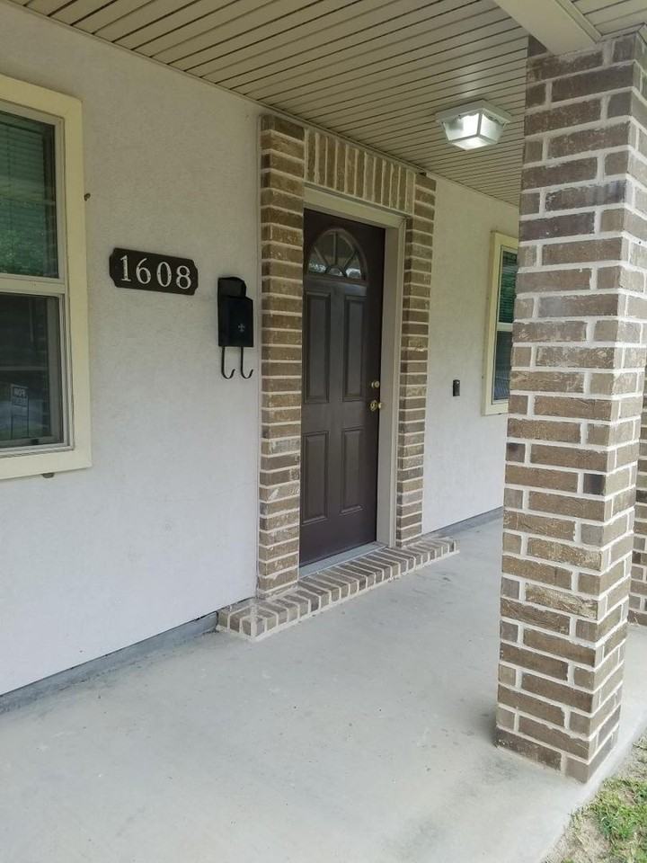 1602 Avenue B - Photo 2 of 8