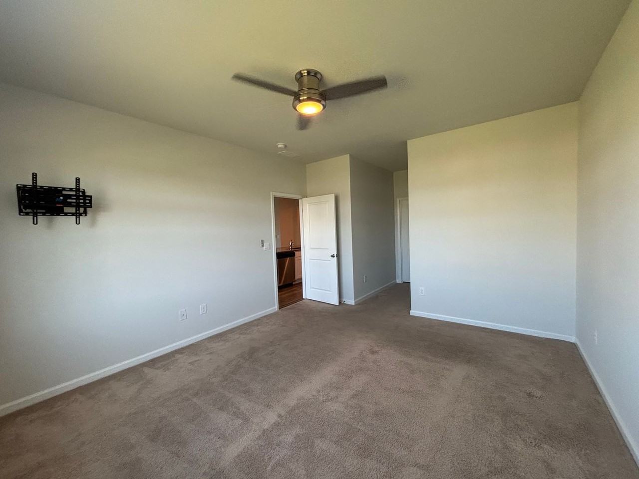 2888 Pegasus Pl - Photo 5 of 11