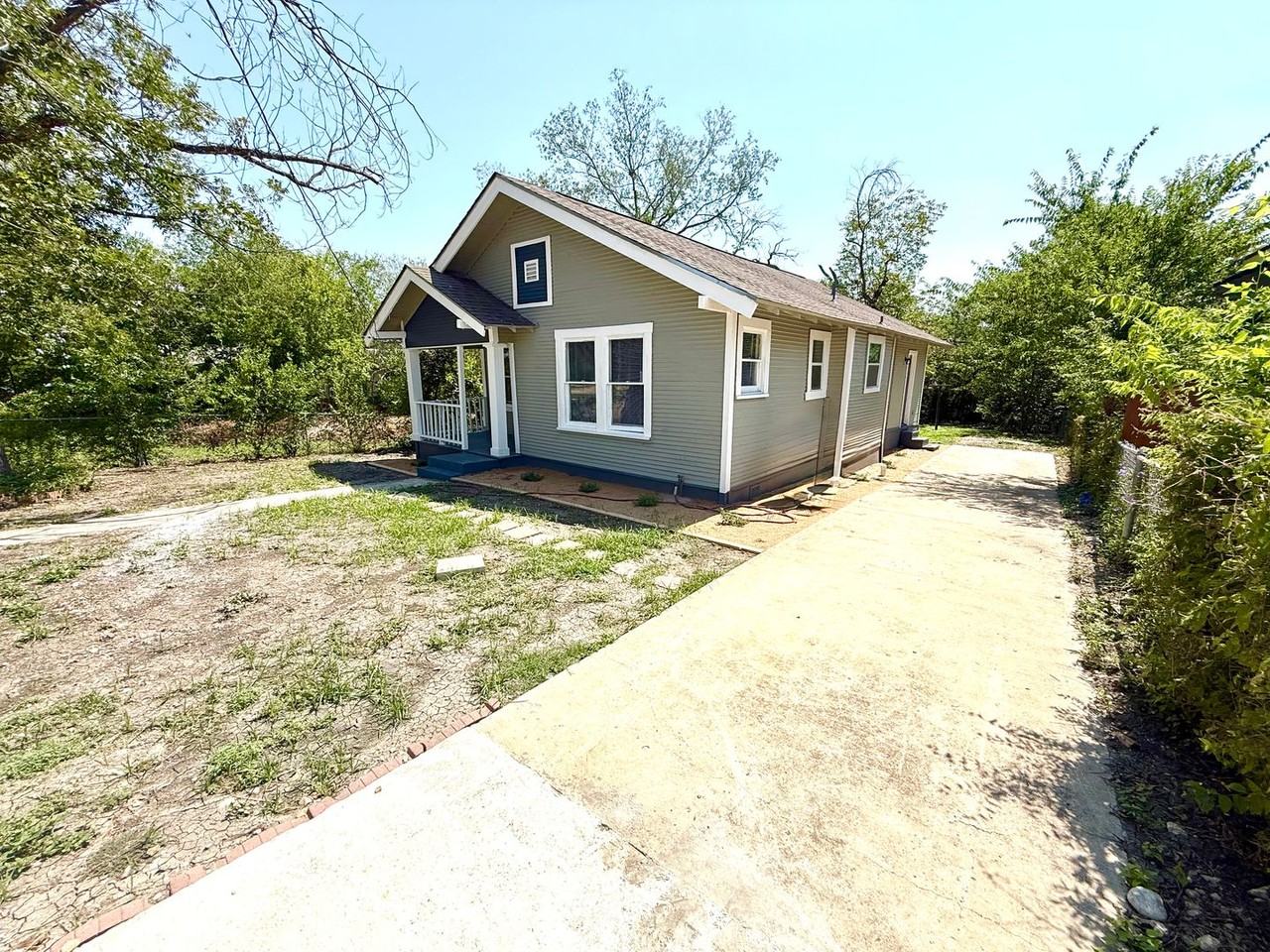 1834 Center Street - Photo 3 of 29