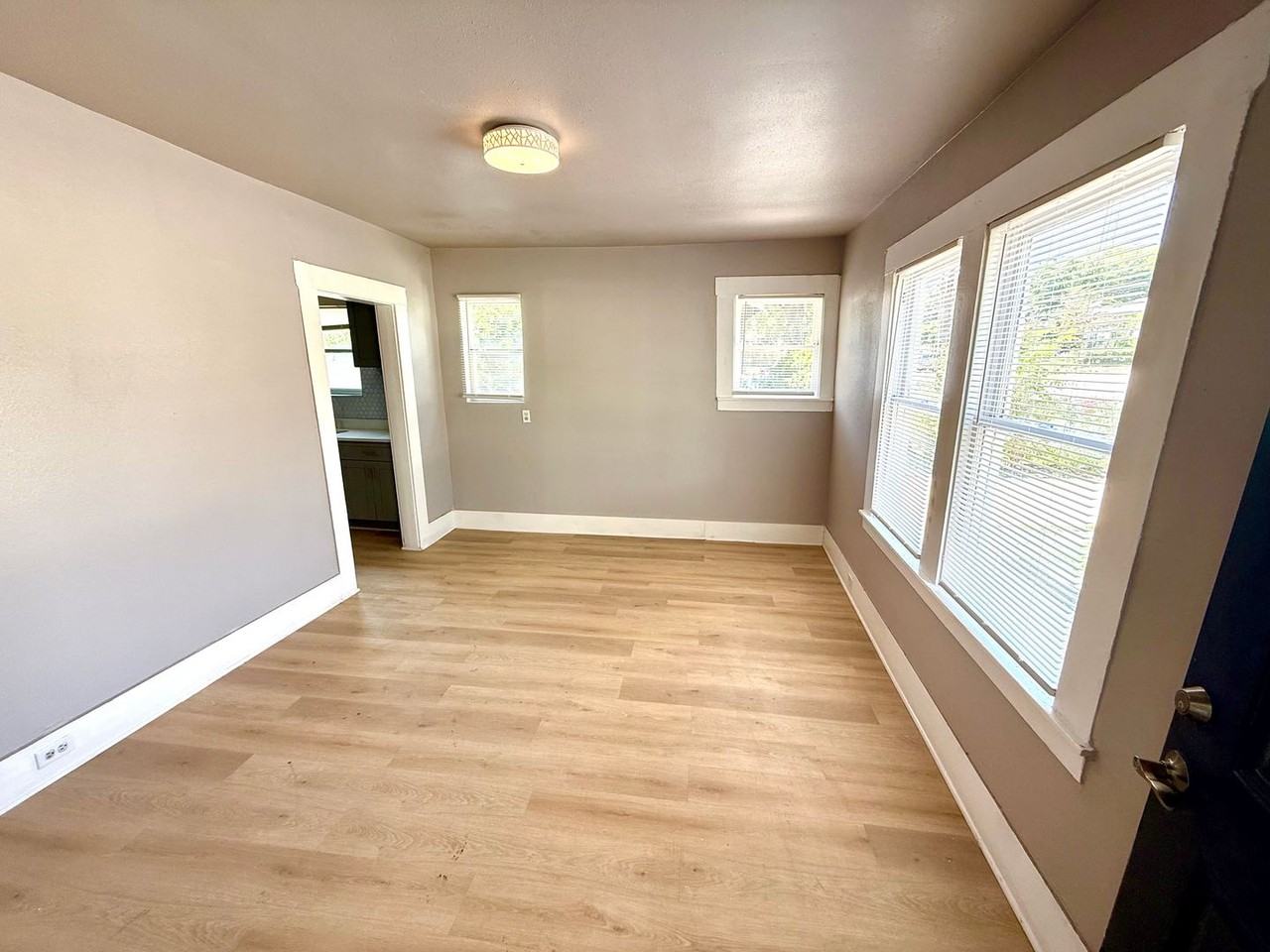 1834 Center Street - Photo 5 of 29