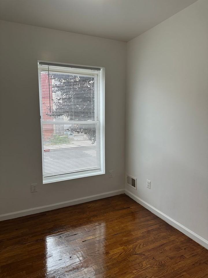 1809 N Port St - Photo 3 of 16