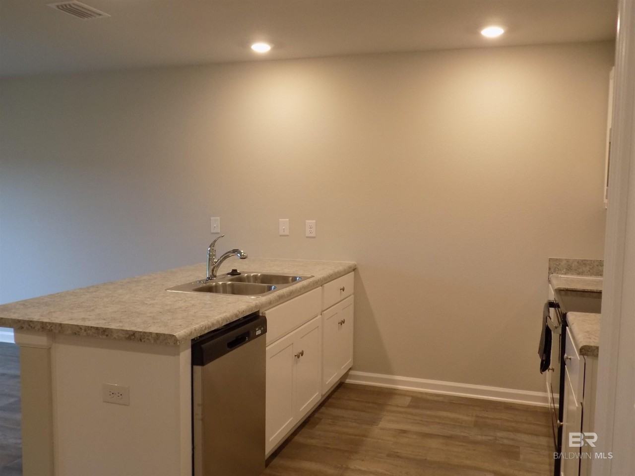 232 Fulham Ln - Photo 3 of 16