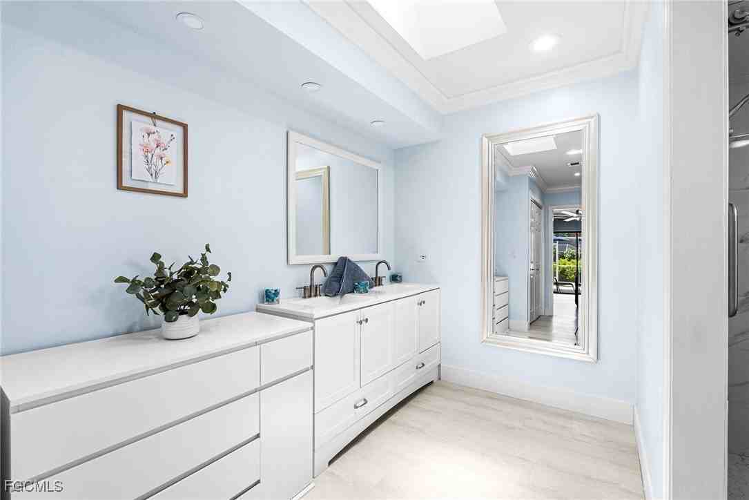 2328 Se 27th St - Photo 4 of 45