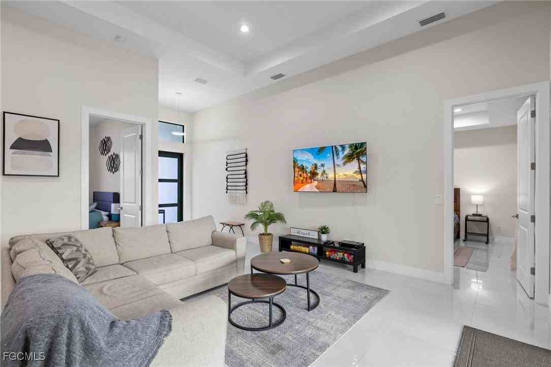 1137 Sw 18th Ct - Photo 5 of 35