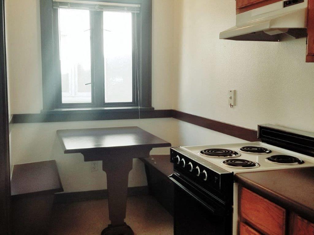 Sterling Court Apartments - Photo 2 of 10
