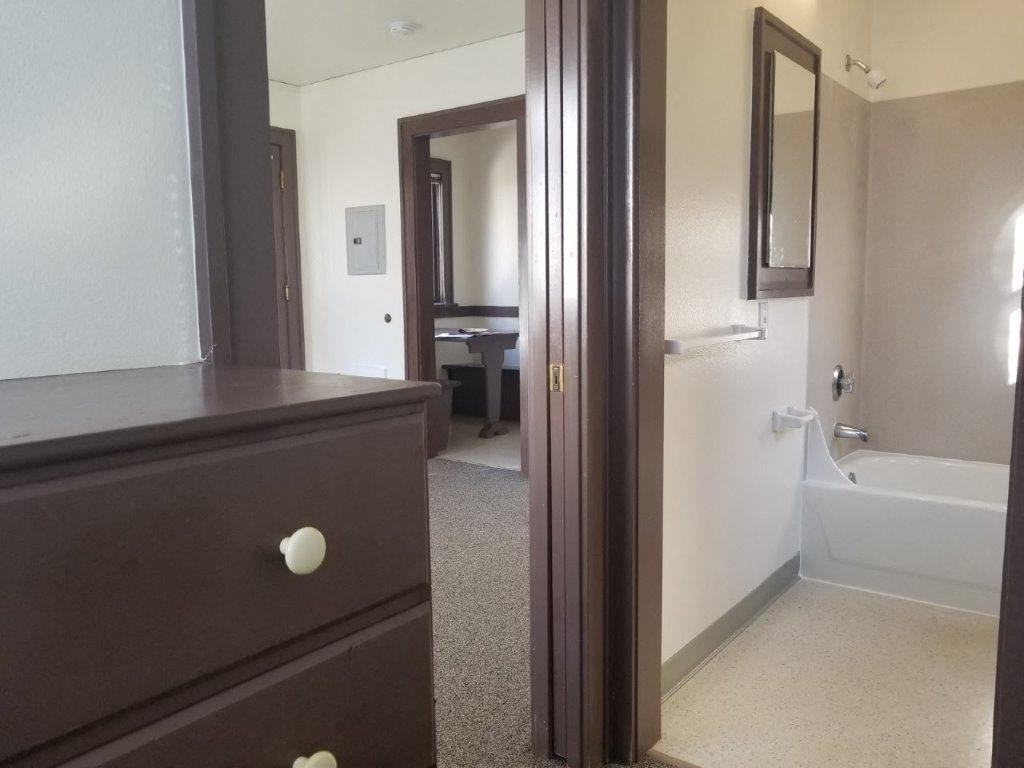 Sterling Court Apartments - Photo 5 of 10