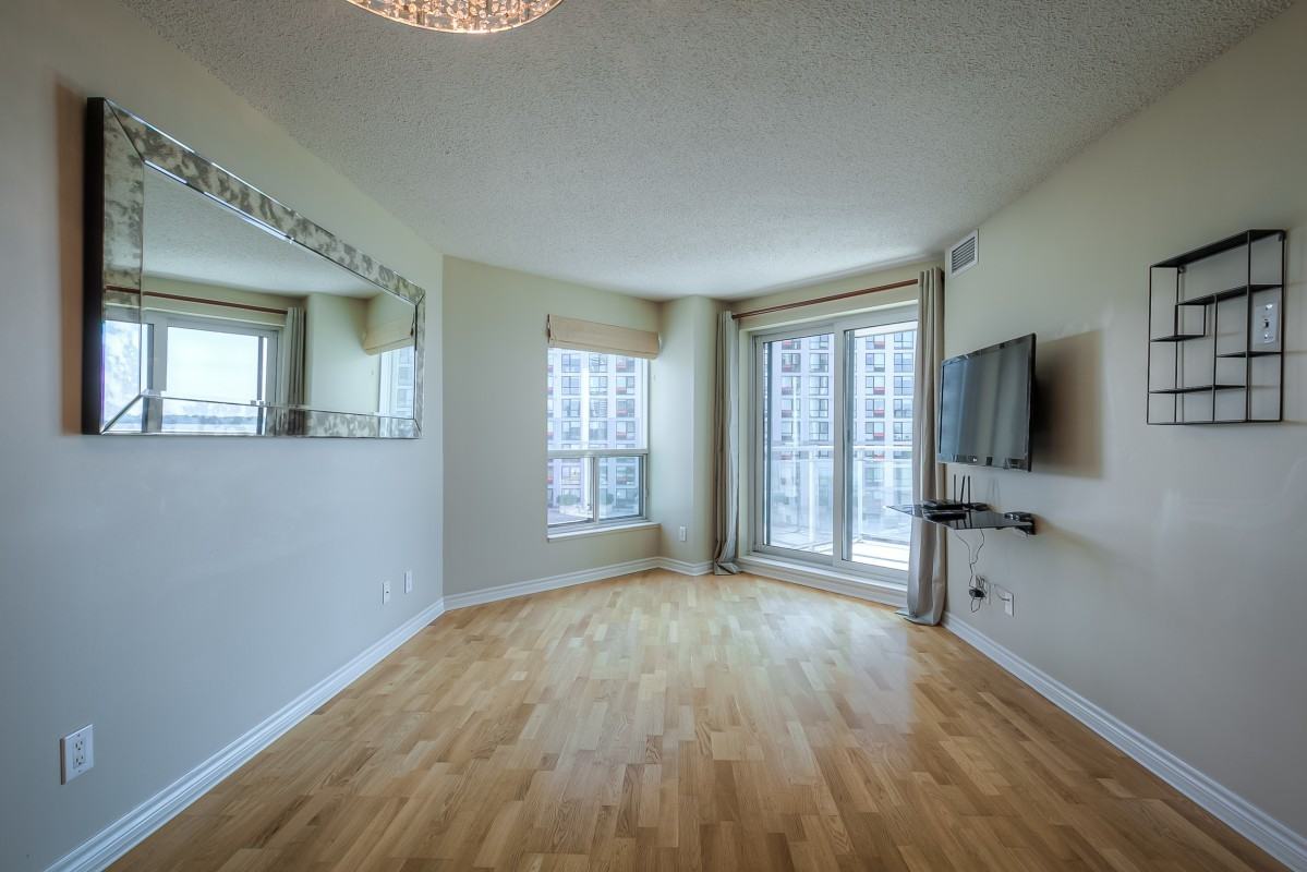 410 Queens Quay West #810 - Photo 3 of 32
