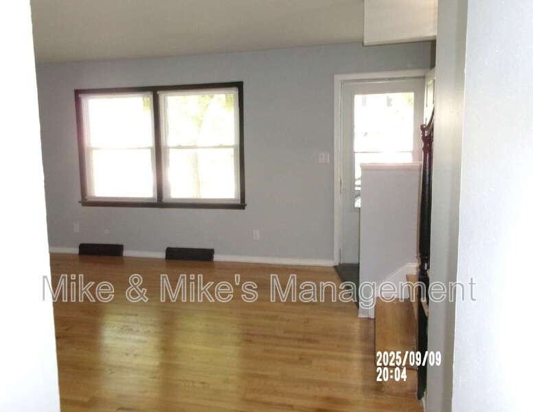 6400 N 73rd St - Photo 3 of 37