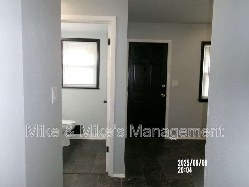 6400 N 73rd St - Photo 4 of 37