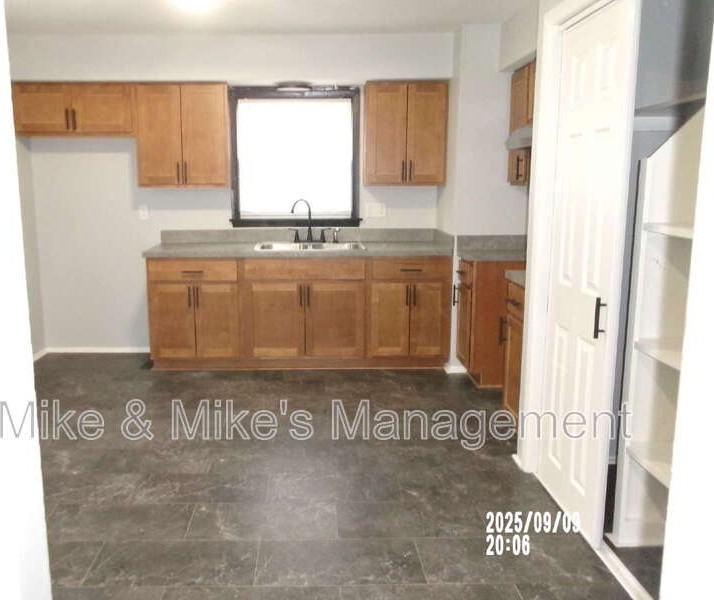6400 N 73rd St - Photo 5 of 37