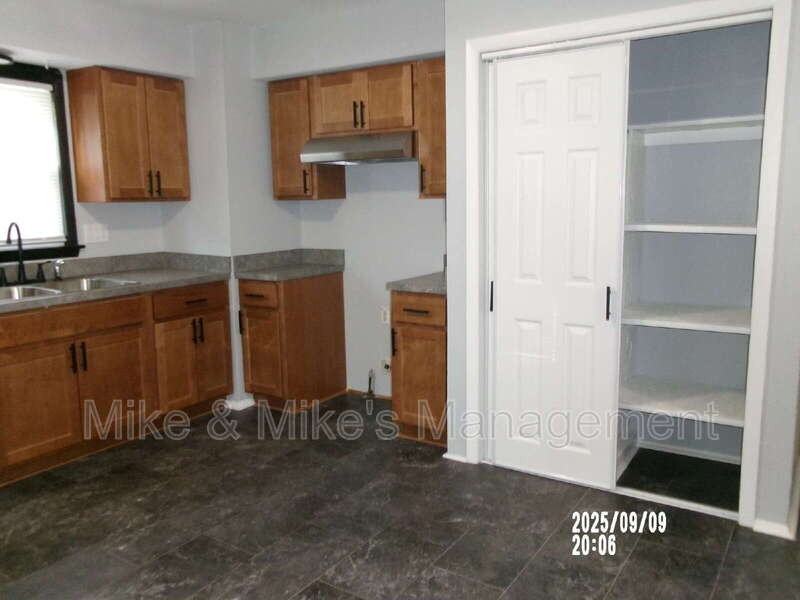 6400 N 73rd St - Photo 6 of 37