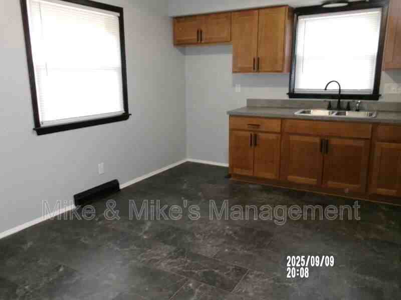 6400 N 73rd St - Photo 7 of 37