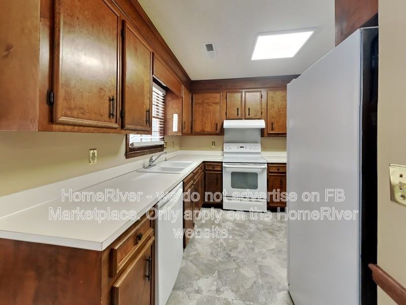 889 Twin Lakes Dr - Photo 5 of 28