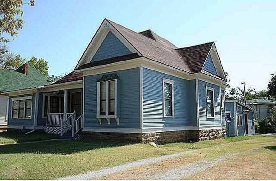 215 S Poplar St - Photo 2 of 15