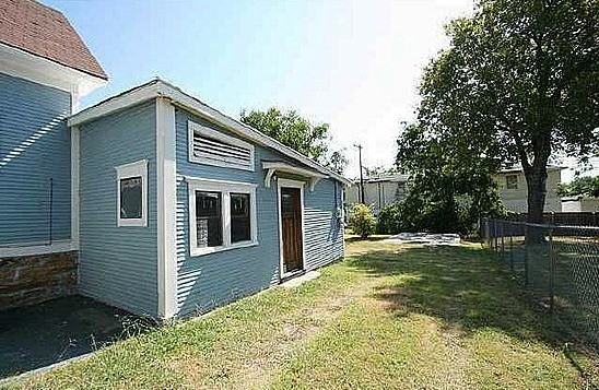 215 S Poplar St - Photo 3 of 15