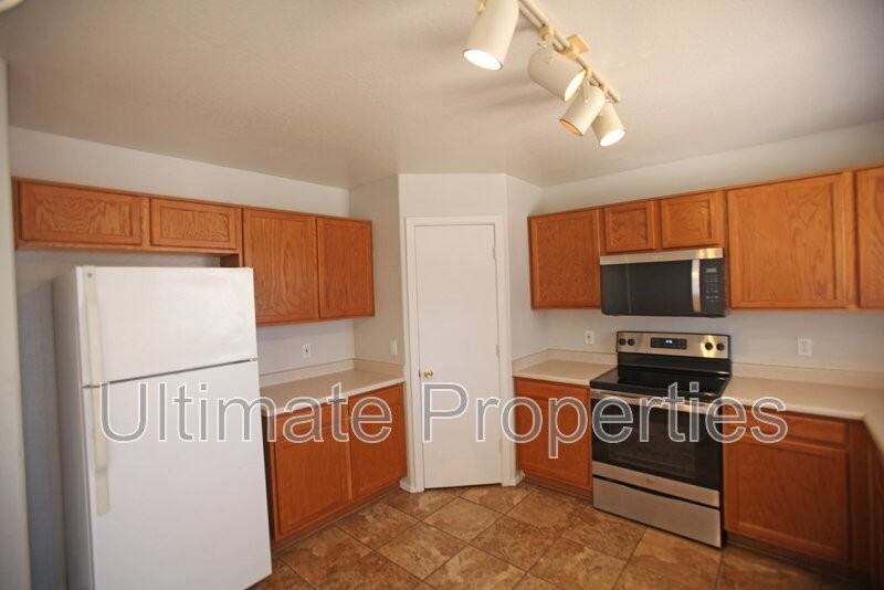 12203 W Windrose Dr - Photo 5 of 10