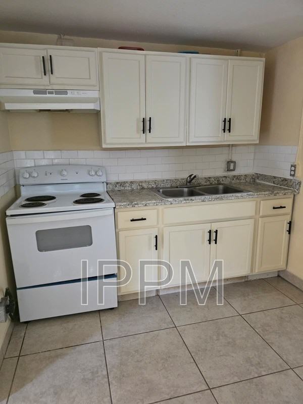 902 N D St #A - Photo 3 of 16