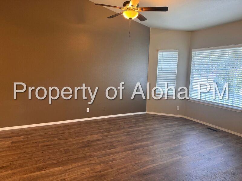 10795 W Susan St - Photo 3 of 16