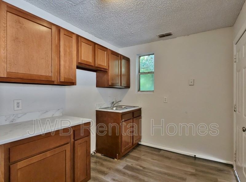 1524 W 21st St #3 - Photo 2 of 7