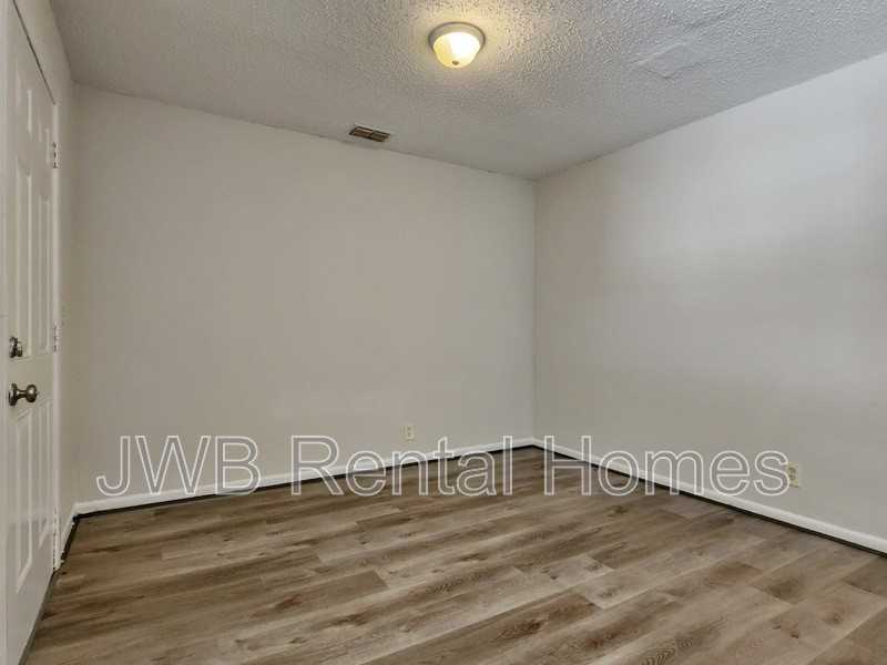 1524 W 21st St #3 - Photo 3 of 7