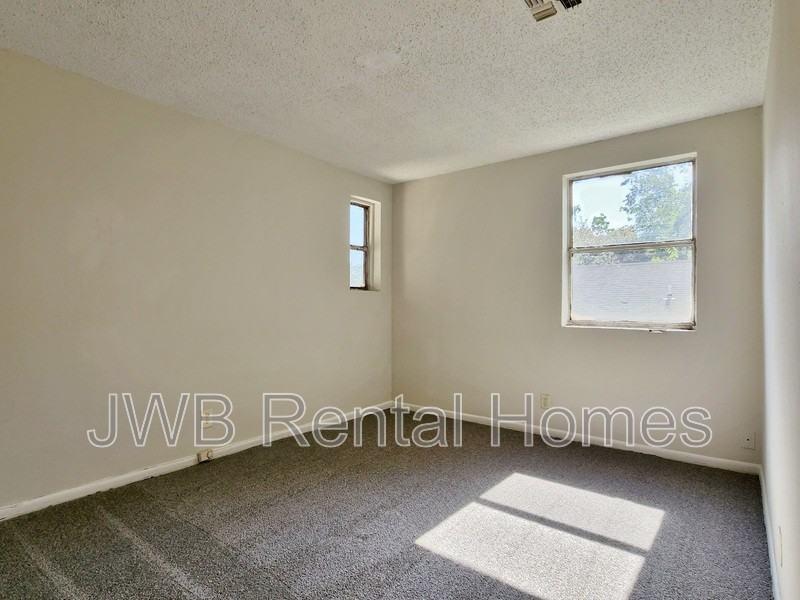 1524 W 21st St #3 - Photo 4 of 7