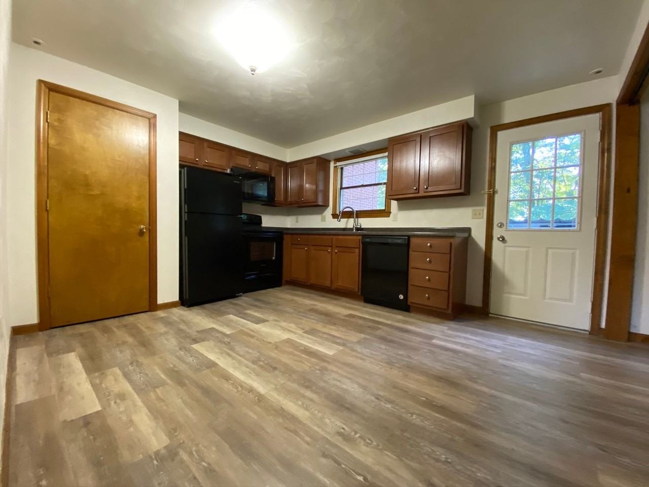 115 Edgewater Vlg #09 - Photo 2 of 14