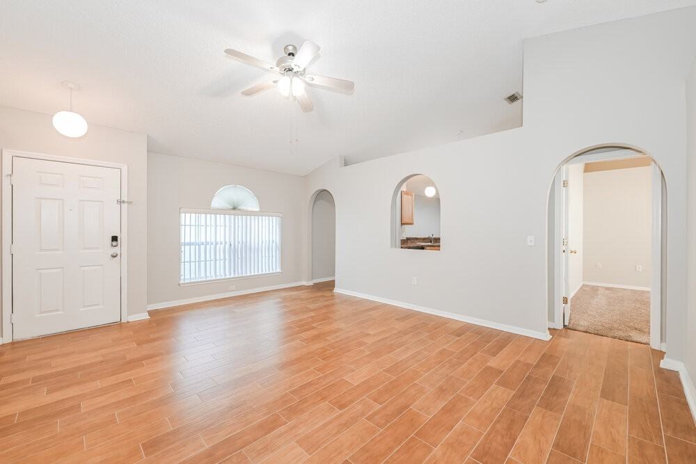 8448 Oak Crossing Dr W - Photo 4 of 16