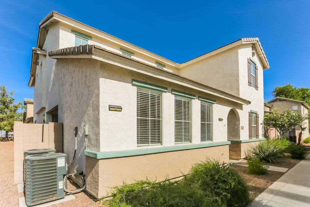 5132 W Fulton St - Photo 2 of 16