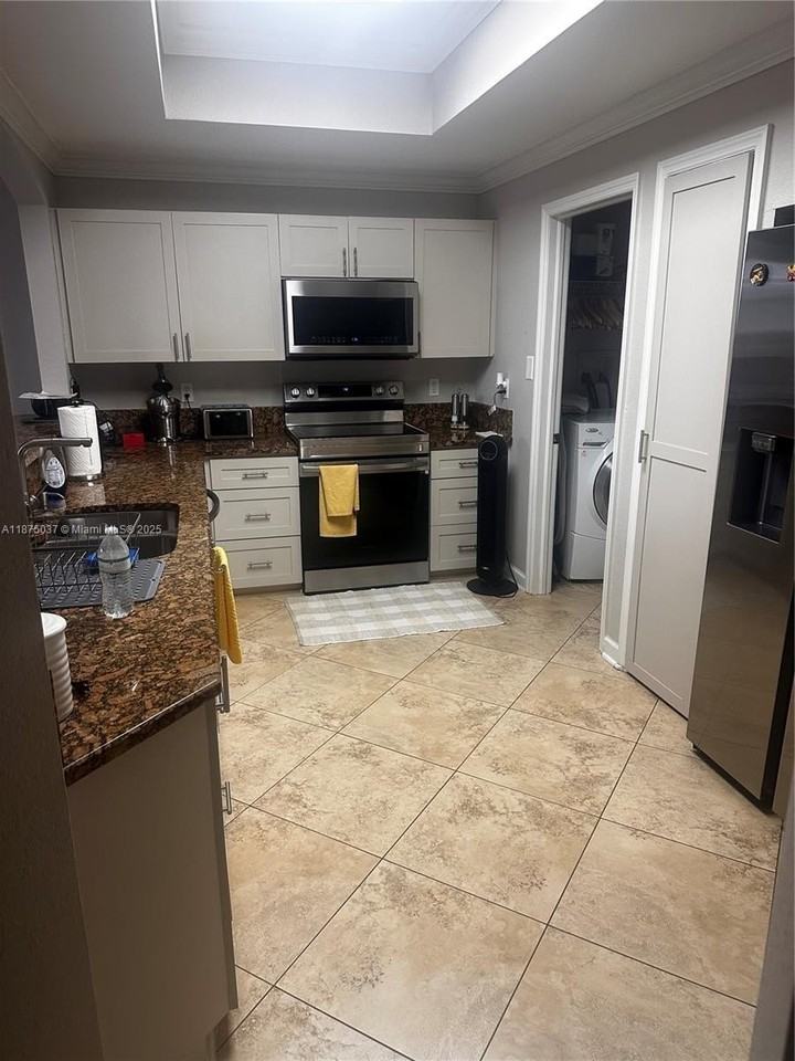 10865 Nw 84th St - Photo 4 of 19