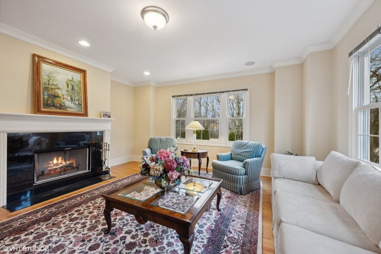 410 Green Bay Rd - Photo 3 of 27