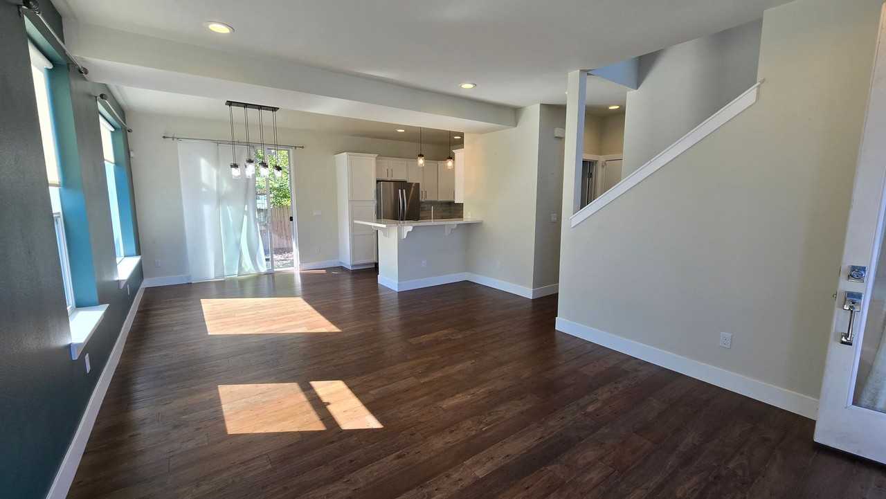 711 Roberts St - Photo 2 of 22