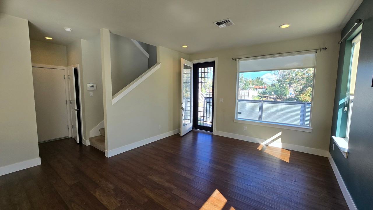 711 Roberts St - Photo 3 of 22
