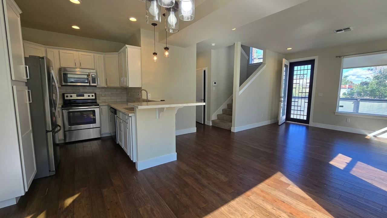 711 Roberts St - Photo 4 of 22