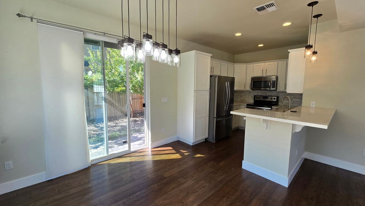 711 Roberts St - Photo 5 of 22