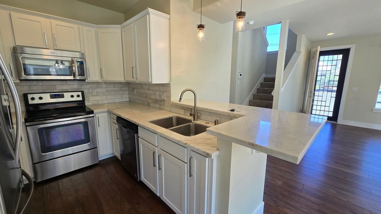 711 Roberts St - Photo 6 of 22